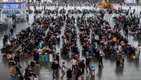 Kerumunan penumpang terlihat di Stasiun Kereta Api Guangzhou Selatan saat mereka bersiap untuk melakukan perjalanan ke kampung halaman, Kamis (12/1/2023). John Ricky/Anadolu Agency/Getty Images  
