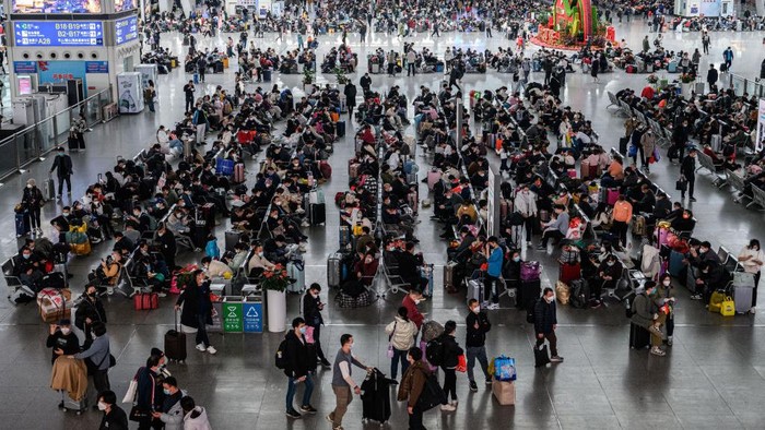 Suasana Mudik Warga China Jelang Tahun Baru Imlek GUANGZHOU, CHINA - JANUARY 12: A crowd of passengers is seen at Guangzhou South Railway Station as they prepare to travel to their hometowns for the 'Spring Festival' or Lunar New Year during the spring festival travel rush in Guangzhou, China on January 12, 2023. The Spring Festival, this year being the Year of the Rabbit is China's most important holiday centering around family reunions which will take place on January 22. (Photo by John Ricky/Anadolu Agency via Getty Images)