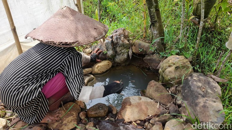 Sumber mata air asin di salah satu desa di Kabupaten Sumedang.