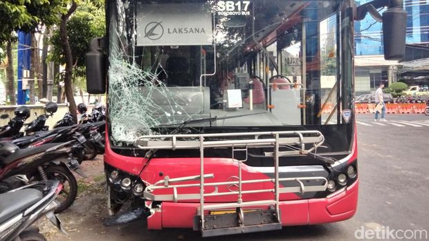 Suroboyo Bus menabrak Mistubishi Expander di Jalan Basuki Rahmat Surabaya