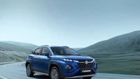 Misalnya pada bagian depan, desain grille-nya mirip dengan desain All New Grand Vitara yang sudah dirilis sebelumnya. Grille berwarna hitam yang sporty tersebut dibelah dengan list chrome yang menghadirkan kesan elegan. Di bagian tengahnya disematkan logo Suzuki yang cukup besar. Lampu kabutnya dibekali tiga titik lampu. Foto: Cartoq