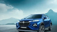 Kesan crossover di mobil ini juga hadir melalui desain over fender berwarna hitam yang disematkan di bagian depan, menyambung dari bumper depan, side skirt, hingga ke over fender belakang. Tampak di bagian atapnya juga sudah disematkan roof rail. Foto: Cartoq