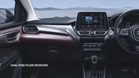 Kabin Suzuki Fronx mengusung tema dual-tone, sistem infotainment, dan instrument cluster yang mirip dengan Baleno. Fitur-fiturnya antara lain ada charger mobil nirkabel, sistem infotainment SmartPlay dengan floating screen ukuran 9,0 inci, juga masih ada tambahan opsi konektivitas seperti Android Auto dan Apple CarPlay. Foto: Cartoq