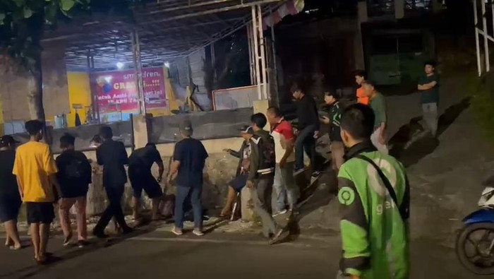Tangkapan layar penangkapan pria pelaku pembacokan yang dikira geng motor. (Foto: Istimewa)
