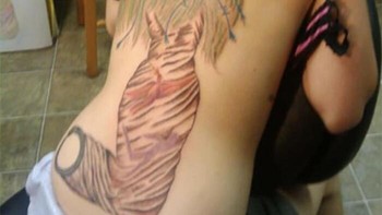 Ini tato apa ya... pohon bukan, detikers? Foto: Brian Aguilar via Bored Panda