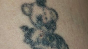 Bagi yang bingung, ini tato beruang dengan pot madu dan lebah di atas kepalanya. Foto: Lori Dunahee via Bored Panda