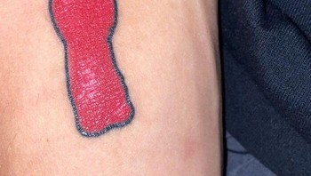 Harusnya ini adalah tato permen Sour Patch Kids. Foto: Brooklynn Elder via Bored Panda