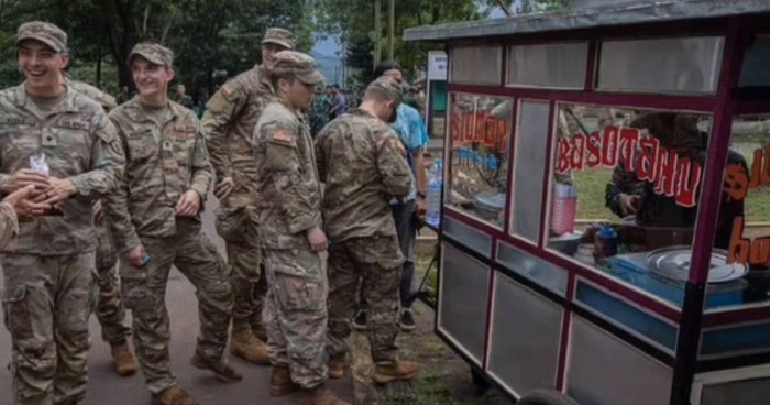 Tentara AS kedapatan membeli baso tahu siomay di Cicalengka, Bandung
