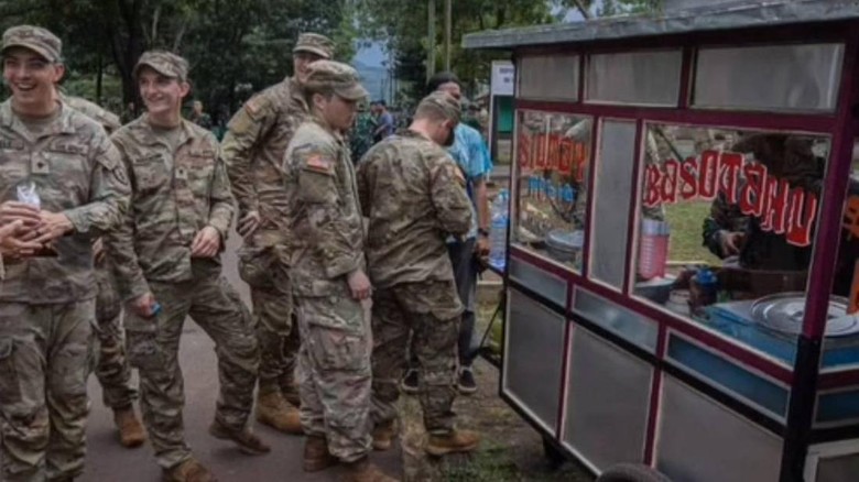 Tentara AS kedapatan membeli baso tahu siomay di Cicalengka, Bandung Tentara AS kedapatan membeli baso tahu siomay di Cicalengka, Bandung