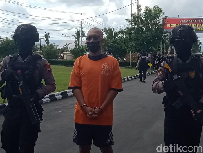 Tersangka pemukulan terhadap mantan anggota DPRD Klaten, JF (30), di Polres Klaten, Jumat (13/1/2023).