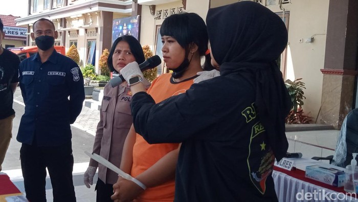 Tersangka penjualan bayi di Klaten, saat dihadirkan dalam pers rilis Polres Klaten, Jumat (13/1/2023).