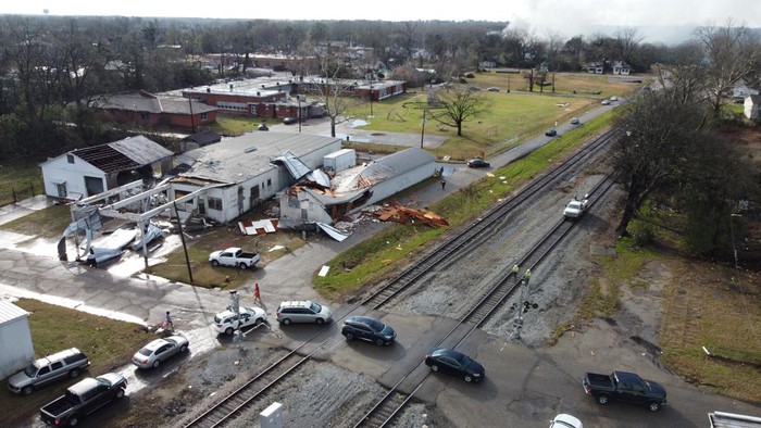 Tornado Terjang Alabama, Begini Kerusakannya Tornado meyapu kawasan Alabama, AS, pada Kamis (12/1/2023) waktu setempat. Begini dampak kerusakannya.