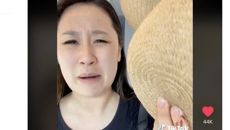 Turis Nyaris Didenda Gegara Topi Jerami Turis Nyaris Didenda Gegara Topi Jerami
