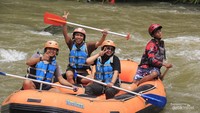 Keseruan rafting
