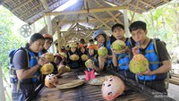 Menikmati kelapa muda dan snack di rest area Sungai Elo