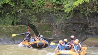 Perang air dengan pengunjung lain di Rafting Sungai Elo