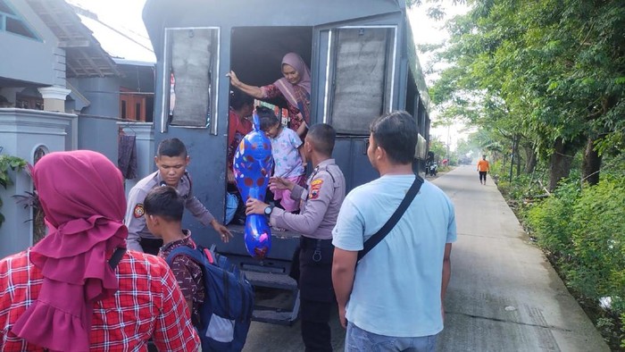 Warga Desa Jati Wetan, Jati, Kudus, mulai meninggalkan pengungsian usai banjir mulai surut, Jumat (13/1/2023).