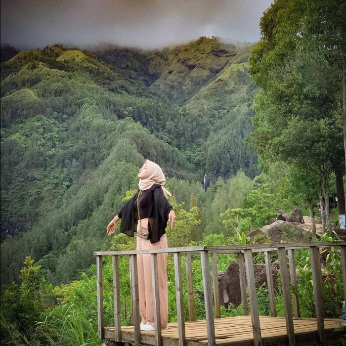 Wisata Watu Lawang berada di Ngliman, Kecamatan Sawahan. Harga tiket masuknya Rp 6.000 per orang.