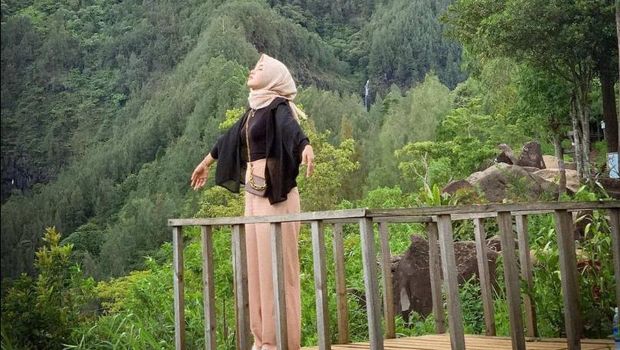 Wisata Watu Lawang berada di Ngliman, Kecamatan Sawahan. Harga tiket masuknya Rp 6.000 per orang.