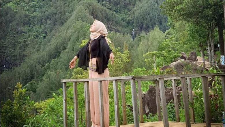 Wisata Watu Lawang Wisata Watu Lawang berada di Ngliman, Kecamatan Sawahan. Harga tiket masuknya Rp 6.000 per orang.
