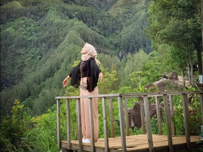 Wisata Watu Lawang berada di Ngliman, Kecamatan Sawahan. Harga tiket masuknya Rp 6.000 per orang.