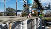 Pekerjaan yang biasa dilakukan oleh puluhan pekerja bangunan ini dilakukan oleh robot raksasa yang menumpuk lapisan demi lapisan beton, berdasarkan skala arsitek.
