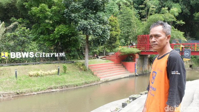 Yadi sang penjaga Sungai Cikapundung.