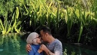 Liburan ke Bali, Ferry pamer kemesraan dengan sang istri. Mereka  menyantap hidangan sarapan dengan konsep floating breakfast.  Foto: Instagram @ferryirawanreal