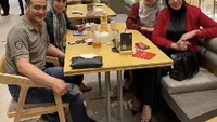 Ferry cukup sering menemani Vena bertemu dengan teman-temannya. Momen lain ketika sekadar makan bareng di restoran bersama-sama. Foto: Instagram @ferryirawanreal