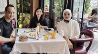 Kalau ini foto Ferry makan siang di salah satu restoran Italia bersama beberapa sahabatnya. Foto: Instagram @ferryirawanreal