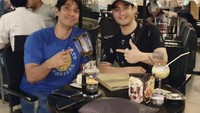 Minum dan ngopi bareng teman lama, Ferry memang menujukkan sikap yang ramah dan hangat di depan banyak orang. Foto: Instagram @ferryirawanreal
