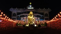 Begini, suasana Maha Vihara Maitreya yang dihiasi rangkaian lampion Imlek di Sungai Raya, Kabupaten Kubu Raya, Kalimantan Barat, Jumat (13/1/2023) malam.