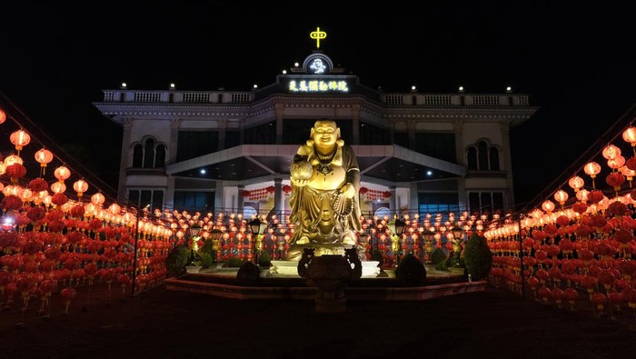 Suasana Maha Vihara Maitreya yang dihiasi rangkaian lampion Imlek di Sungai Raya, Kabupaten Kubu Raya, Kalimantan Barat, Jumat (13/1/2023) malam. Sebanyak 2.023 lampion menghiasi Maha Vihara Maitreya untuk menyambut perayaan Tahun Baru Imlek 2574/2023. ANTARA FOTO/Jessica Helena Wuysang/YU