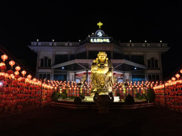 Wow, 2.023 Lampion Hiasi Vihara di Sungai Raya Kalbar