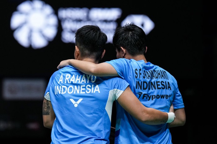 KUALA LUMPUR, MALAYSIA - JANUARY 14: Apriyani Rahayu (L) and Siti Fadia Silva Ramadhanti of Indonesia leave the court after retiring due to a foot injury in the Womens Doubles Semi Finals match against Chen Qingchen and Jia Yifan of China on day five of PETRONAS Malaysia Open at Axiata Arena on January 14, 2023 in Kuala Lumpur, Malaysia. (Photo by Shi Tang/Getty Images)