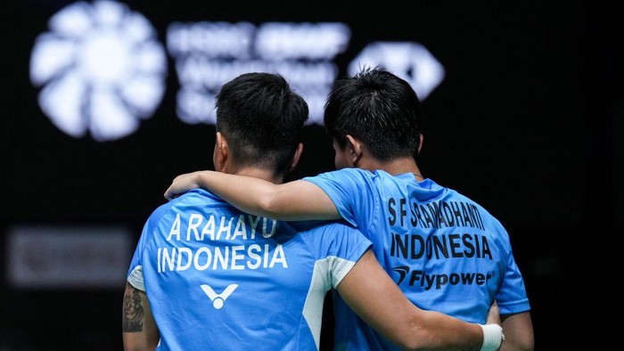 KUALA LUMPUR, MALAYSIA - JANUARY 14: Apriyani Rahayu (L) and Siti Fadia Silva Ramadhanti of Indonesia leave the court after retiring due to a foot injury in the Womens Doubles Semi Finals match against Chen Qingchen and Jia Yifan of China on day five of PETRONAS Malaysia Open at Axiata Arena on January 14, 2023 in Kuala Lumpur, Malaysia. (Photo by Shi Tang/Getty Images)