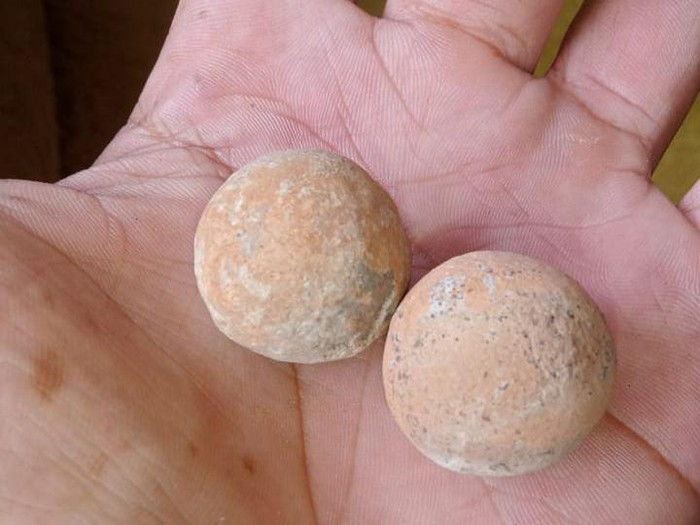 Benda mirip kelereng yang ditemukan di Dusun Kropakan, Desa Mranggen, Kecamatan Jatinom, Klaten.
