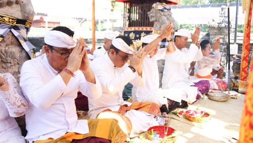 Bhakti Pujawali di Pura Dalem Sakenan, Desa Adat Serangan, Denpasar bertepatan dengan Hari Suci Kuningan, Sabtu (14/1/2023). (Pemkot Denpasar)