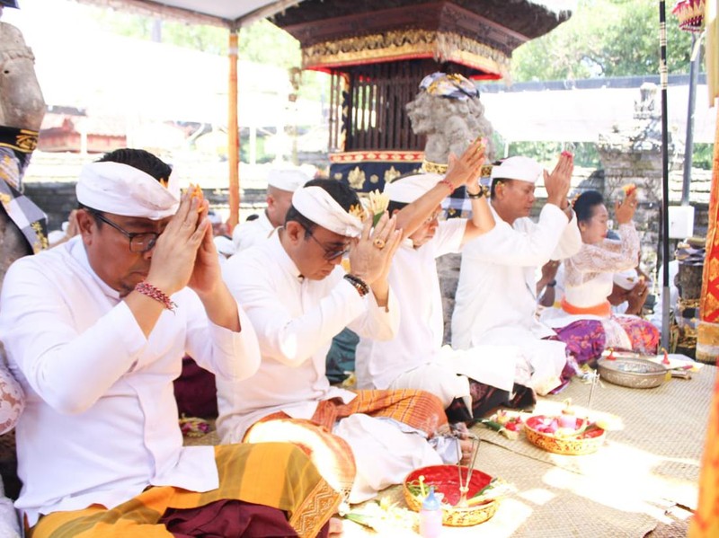 Bhakti Pujawali di Pura Dalem Sakenan, Desa Adat Serangan, Denpasar bertepatan dengan Hari Suci Kuningan, Sabtu (14/1/2023). (Pemkot Denpasar)