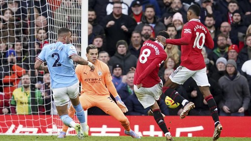 Manchester Uniteds Bruno Fernandes scores his sides first goal during the English Premier League soccer match between Manchester United and Manchester City at Old Trafford in Manchester, England, Saturday, Jan. 14, 2023. (AP Photo/Dave Thompson)