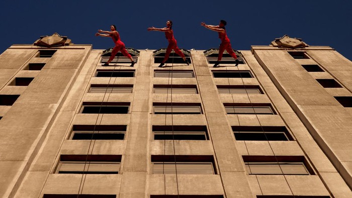 CHILE-THEATER/ Dancers use ropes to hang while performing 'Bird strike' from U.S. theater company Bandaloop, during Santiago a Mil International Theater Festival in Santiago, Chile, January 13, 2023. REUTERS/Ivan Alvarado