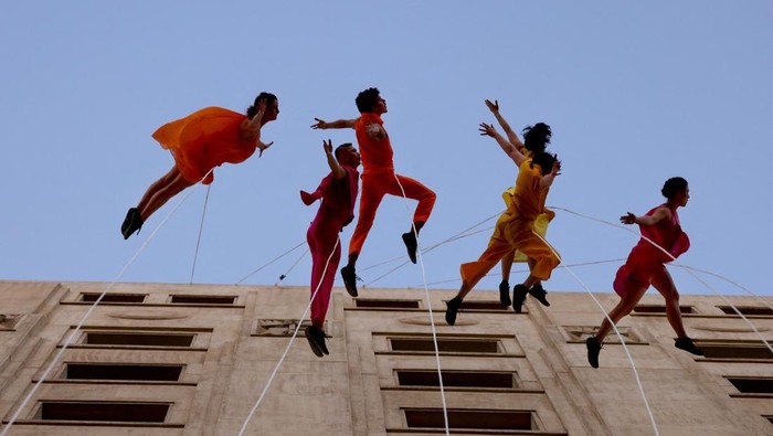 CHILE-THEATER/ Dancers use ropes to hang while performing 'Bird strike' from U.S. theater company Bandaloop, during Santiago a Mil International Theater Festival in Santiago, Chile, January 13, 2023. REUTERS/Ivan Alvarado