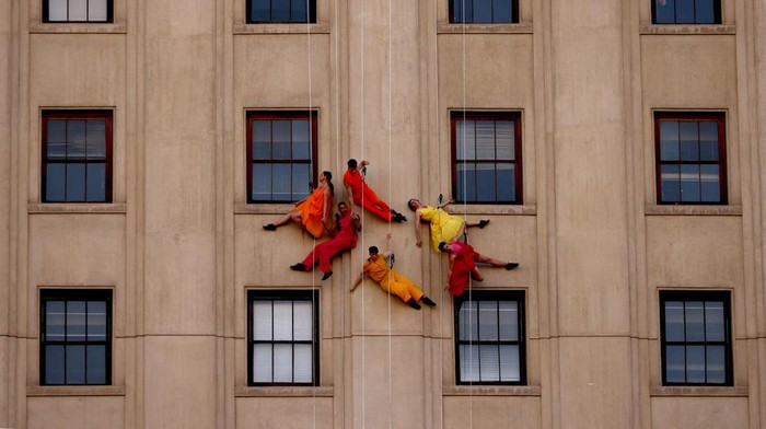CHILE-THEATER/ Dancers use ropes to hang while performing 'Bird strike' from U.S. theater company Bandaloop, during Santiago a Mil International Theater Festival in Santiago, Chile, January 13, 2023. REUTERS/Ivan Alvarado