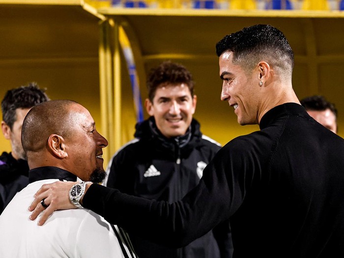 Cristiano Ronaldo bertemu legenda Real Madrid, Roberto Carlos, di markas Al Nassr.