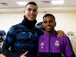 Rodrygo Goes juga menggunakan momen bertemu Cristiano Ronaldo untuk foto bareng. (Foto: dok. Real Madrid)