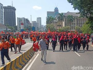 Demo Tolak Perppu Ciptaker, Massa Partai Buruh Tiba di Patung Kuda