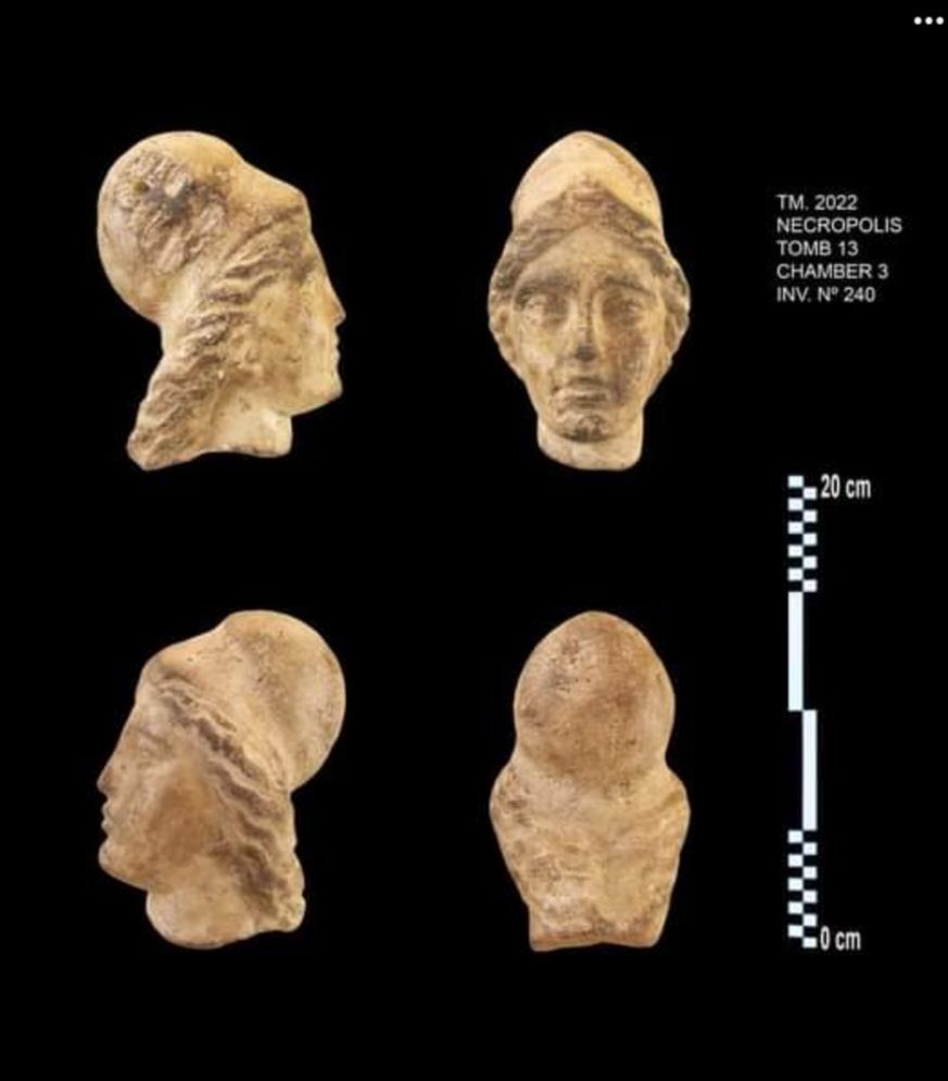 Detail patung kepala yang ditemukan di terowongan di bawah kuil Mesir kuno.