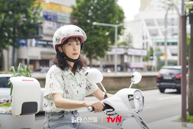 Jeon Do Yeon menuai kritik penonton drama Korea Crash Course in Romance. Sang aktris dianggap terlalu tua untuk membintangi drama komedi romantis tersebut. Foto: dok. tvN