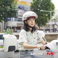 Jeon Do Yeon menuai kritik penonton drama Korea Crash Course in Romance. Sang aktris dianggap terlalu tua untuk membintangi drama komedi romantis tersebut. Foto: dok. tvN