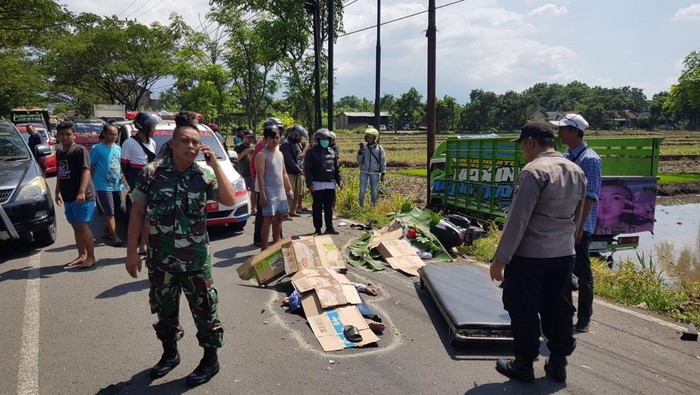Dua orang tewas setelah motornya ditabrak truk di Pacet Mojokerto
